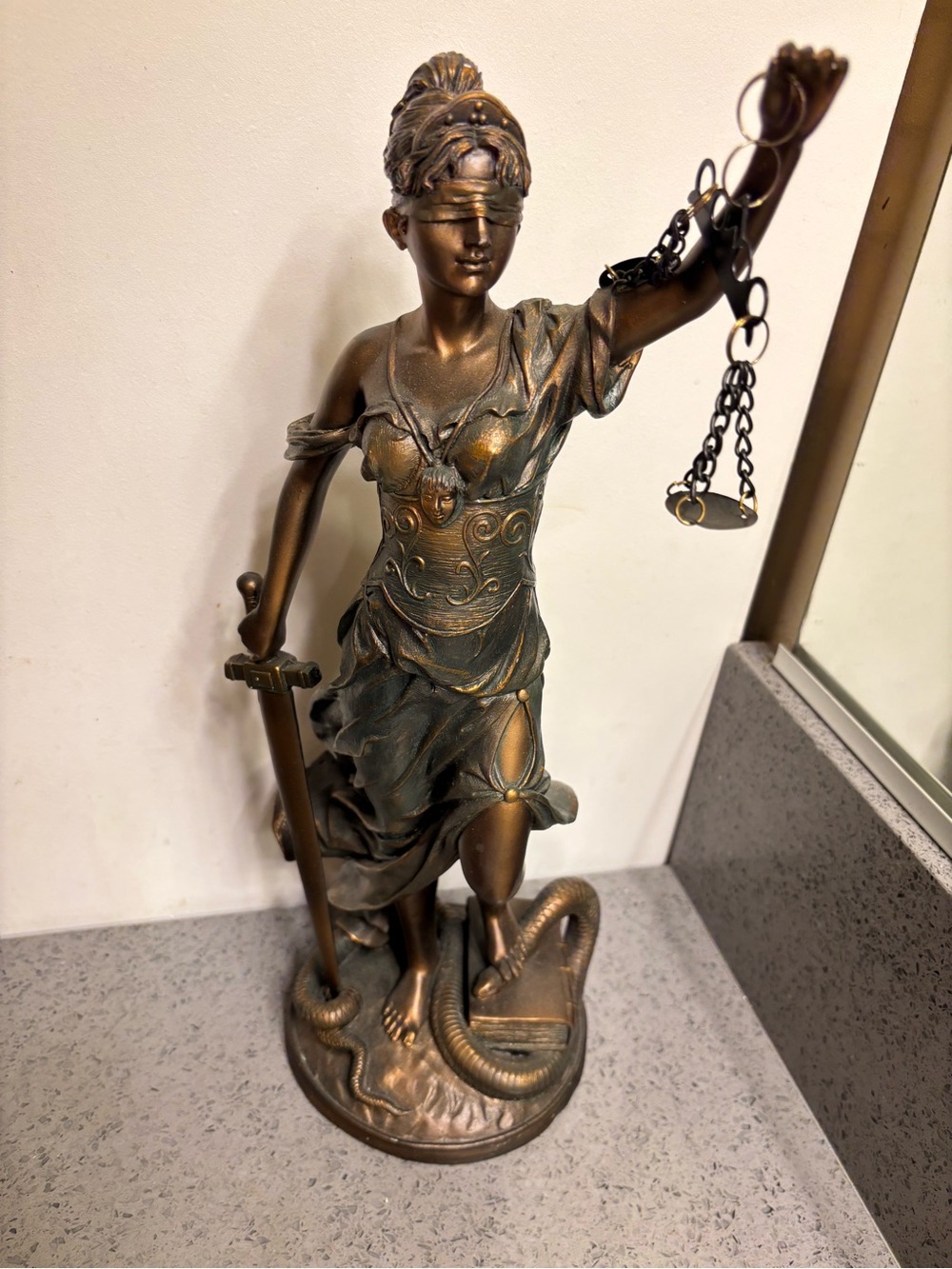 Design Toscano Goddess of Justice: Themis
Statue